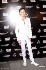 幻灯图：麦浚龙公开承认与混血女模拍拖