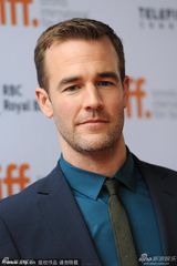 组图：布洛林撑《劳工》首映 温斯莱特深V秀沟