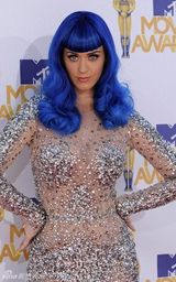 幻灯：斯嘉丽-约翰逊绿裙亮丽 凯蒂-佩里变蓝色妖姬