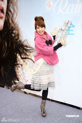 幻灯图：杨丞琳签唱会歌迷撑伞与偶像共浪漫