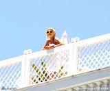 幻灯图：希尔顿裹浴巾享受日光 疯狂派对玩翻跟头