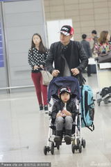 组图：林志颖戴父子帽现身 Kimi抱玩具卖萌