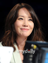 组图：金正恩李范秀任SBS台选秀节目评委出席宣传