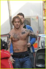 组图：汤姆-哈迪新片片场赤裸上身露大片纹身