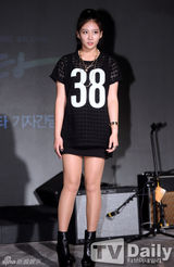 组图：河妍秀等宣传《Monster》比兔耳朵卖萌