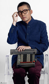 组图：张博大片新鲜出炉 玩味另类复古风