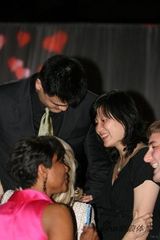 组图：姚明夫妇慈善晚宴恩爱亮相 叶莉孕味十足