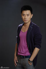 组图：蒋毅魅力宣传照展现多面生活