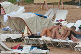 组图：帕丽斯-希尔顿与男友沙滩贴面热吻如胶似漆