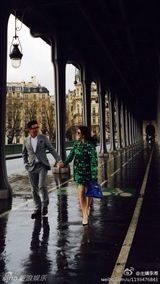 组图：李湘夫妻牵手漫步巴黎 王诗龄可爱抢镜