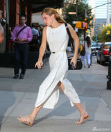 组图：沃特森白色连衣裙出街 下车飞奔秀美腿