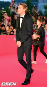 组图：李玹雨金发狼奔头亮相釜山红毯显绅士