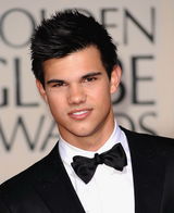 高清组图：《暮光之城》男星泰勒-洛特雨中耍帅