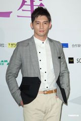 组图：温升豪放话等隋棠擦背 不介意与阿Ken舌吻