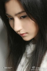 组图：疑似李亚鹏激吻女私照 容貌清纯可人