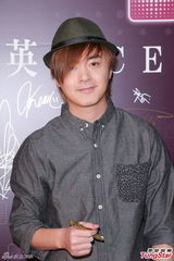 组图：张智霖唱K偏爱女歌手 儿子唱自己歌心甜