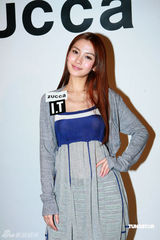 幻灯图集：Angelababy出席时装展 收起性感包裹严实