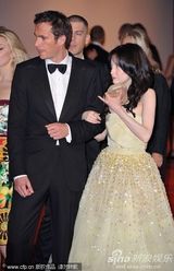 组图：《W.E》首映 麦当娜裙装娇嫩金发红唇美艳