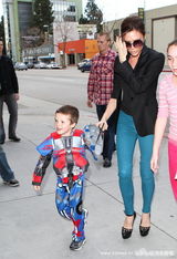 幻灯图：贝克汉姆儿子5岁生日派对 小家伙变奥特曼