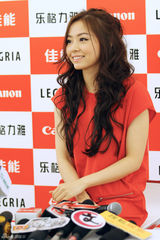 高清组图：张靓颖广州公益开唱 为受灾民众祈福