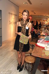 组图：谢婷婷做慈善学编织 挺张柏芝非票房毒药