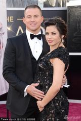 组图：奥斯卡红毯-钱宁-塔图姆热吻怀孕娇妻