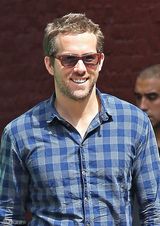 组图：型男雷诺兹撇女友穿格仔衫出街