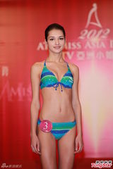 组图：候选亚姐泳装亮相 韩国选手压鼻否认整容