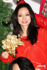 幻灯：华纳众歌手身着喜庆红衣拍圣诞大片