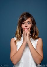 组图：泰勒为《机遇》写歌 露沟写真俏丽典雅