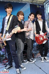 组图：IO砸千万签唱会成车展 自曝多次欲解散