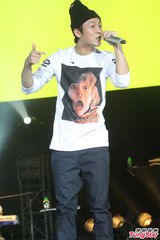 组图：陈冠希上海火热开唱 衣着随意嘻哈范儿