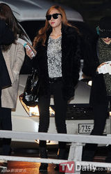 组图：少女时代赴菲律宾公演 允儿素颜亮相机场