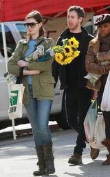 幻灯：安妮-海瑟薇和三流演员新男友当街亲吻