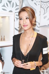 组图：谢婷婷低胸性感秀乳沟 欲与男友筑爱巢