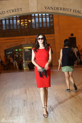 组图：蒋欣纽约街拍大片 红连衣裙优雅