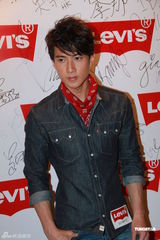 组图：吴尊牛仔装出席活动 谈及生日感动不已