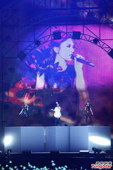 组图：S.H.E开唱上演变装秀 劲歌热舞high不停