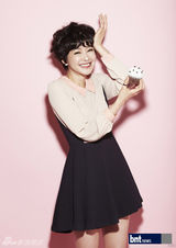 组图：李诗英曝时尚写真 抱玩偶吃蛋糕显俏皮可爱