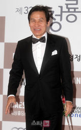 组图：安圣基西装革履亮相青龙奖红毯