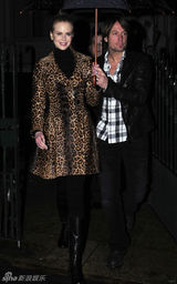 幻灯：妮可豹纹外套显高贵 与老公伦敦秀甜蜜