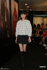 组图：林莉压轴走秀真空上阵 示范苗族服饰