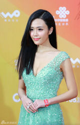 组图：汤晶媚化身绿色精灵亮相北京电影节