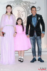 组图：汪圆圆婚礼甜蜜长吻 吴君如李嘉欣等到场