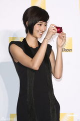 组图：桂纶镁暗示可能会隐婚 与男友平凡幸福