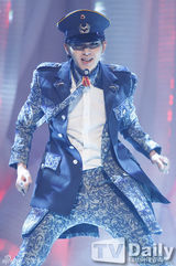 组图：SHINee回归打榜军服风帅气 女团露腰秀腿