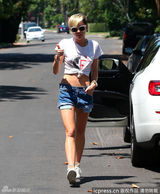 组图：麦莉-塞勒斯热裤秀小蛮腰 竖拇指比赞