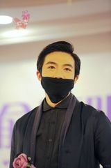 组图：网曝俞灏明2012年庆生照 戴口罩拥抱粉丝