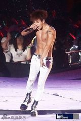 组图：SM巡演SJ少时等火辣劲爆 现场玩变装