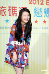 组图：林依晨清纯亮相 称将带男友见家人